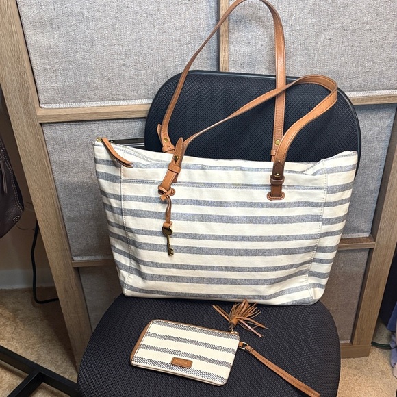 Fossil Cream and Gray Striped Tote with Wristlet - Picture 2 of 10